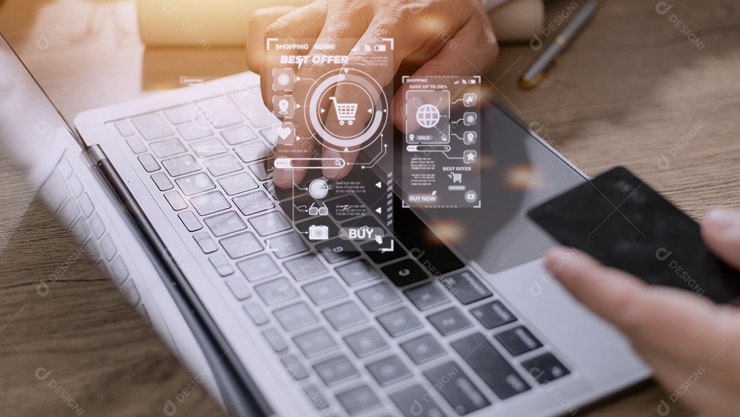 Comprador usando laptop de computador para inserir pedido com crédito de carrinho