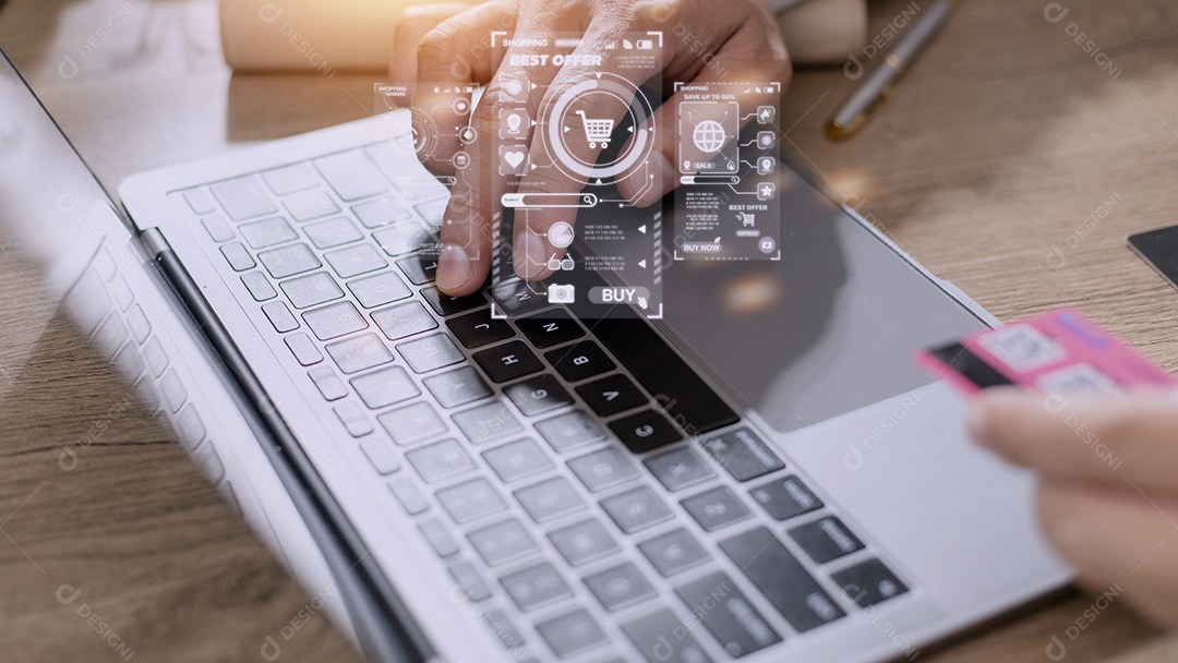 Comprador usando laptop de computador para inserir pedido com crédito de carrinho