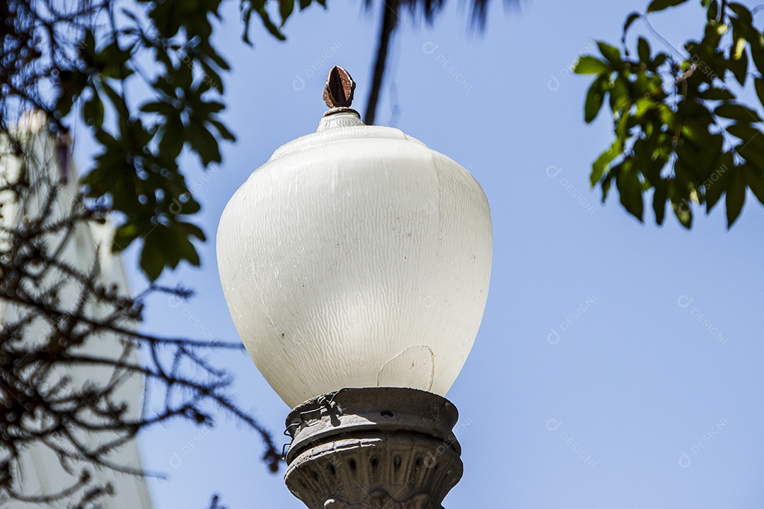 detalhe de uma antiga lâmpada de rua no Rio de Janeiro.