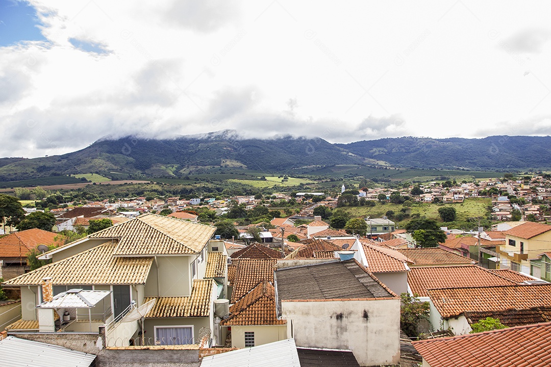 Vista de cima de uma cidade repleta de casas, Brasil