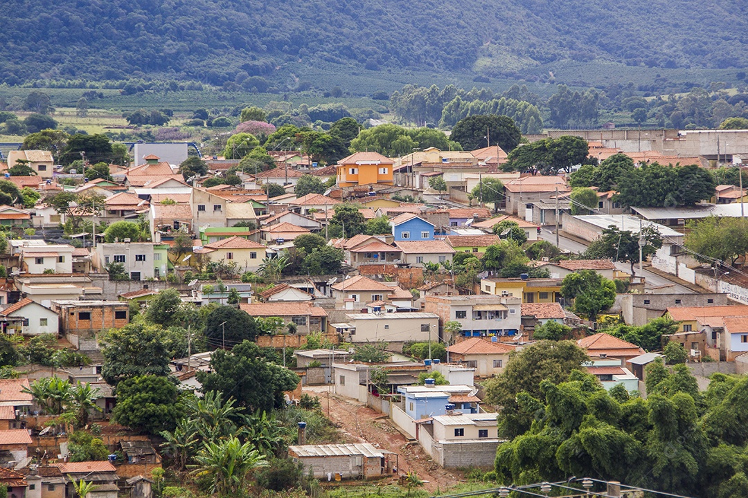 Vista de cima de uma cidade repleta de casas, Brasil