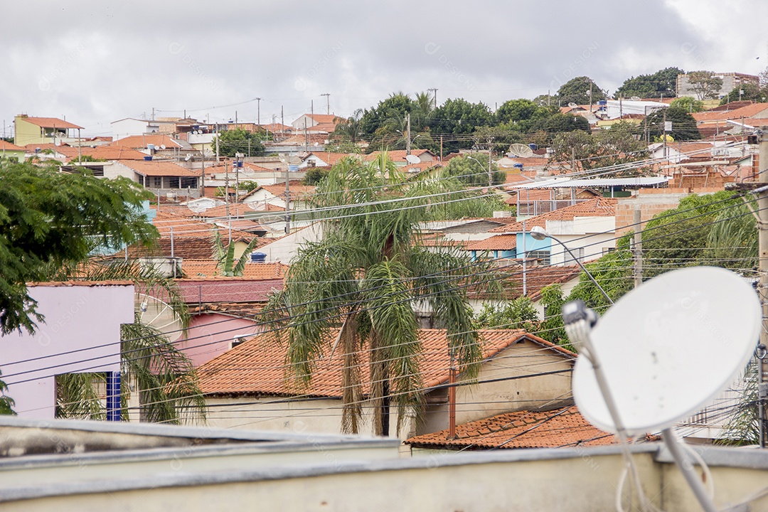 Vista de cima de uma cidade repleta de casas, Brasil