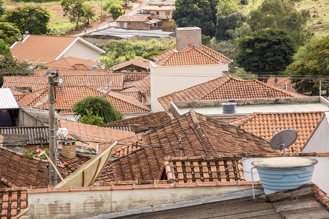 Vista de cima de uma cidade repleta de casas, Brasil