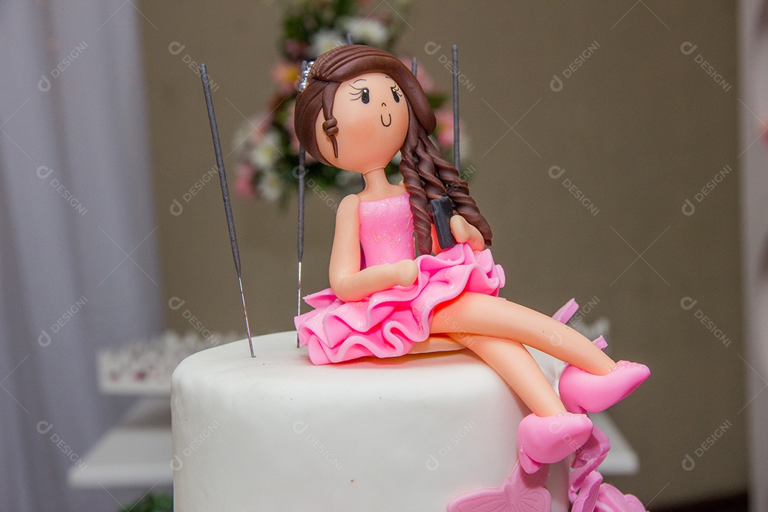 Enfeite feminino delicado em cima de um bolo