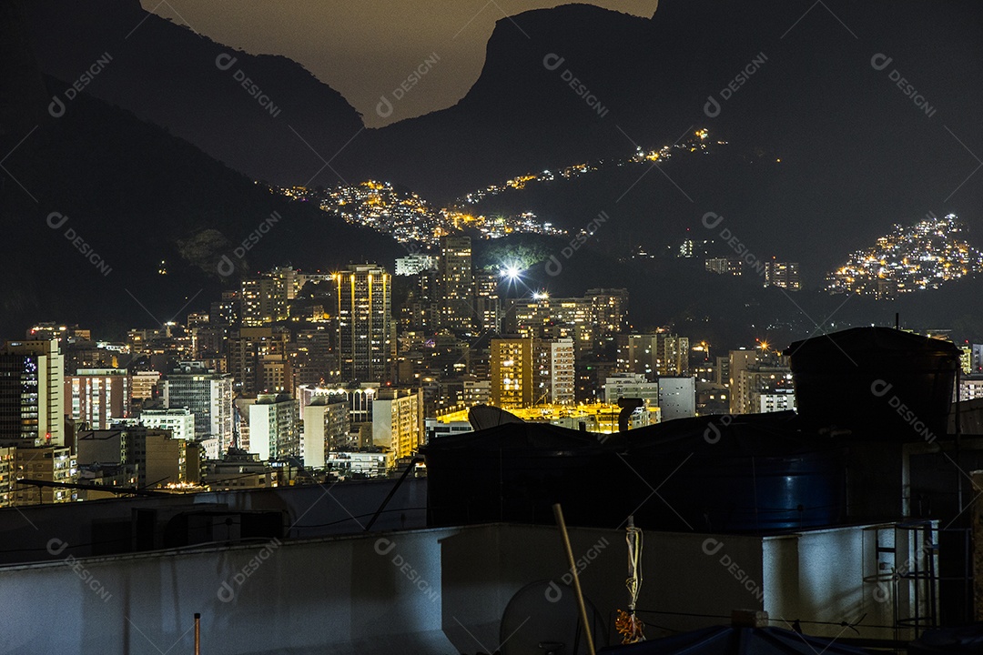 Paisagem da favela do Cantagalo a noite