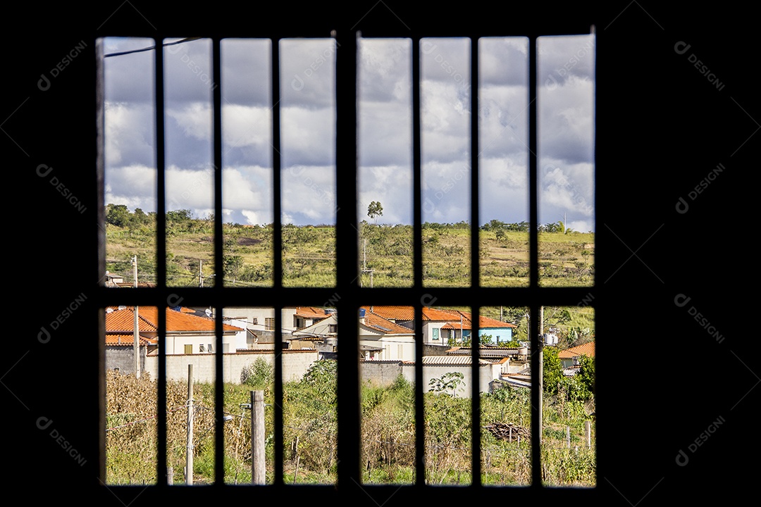 Paisagem da cidade vista de uma grade