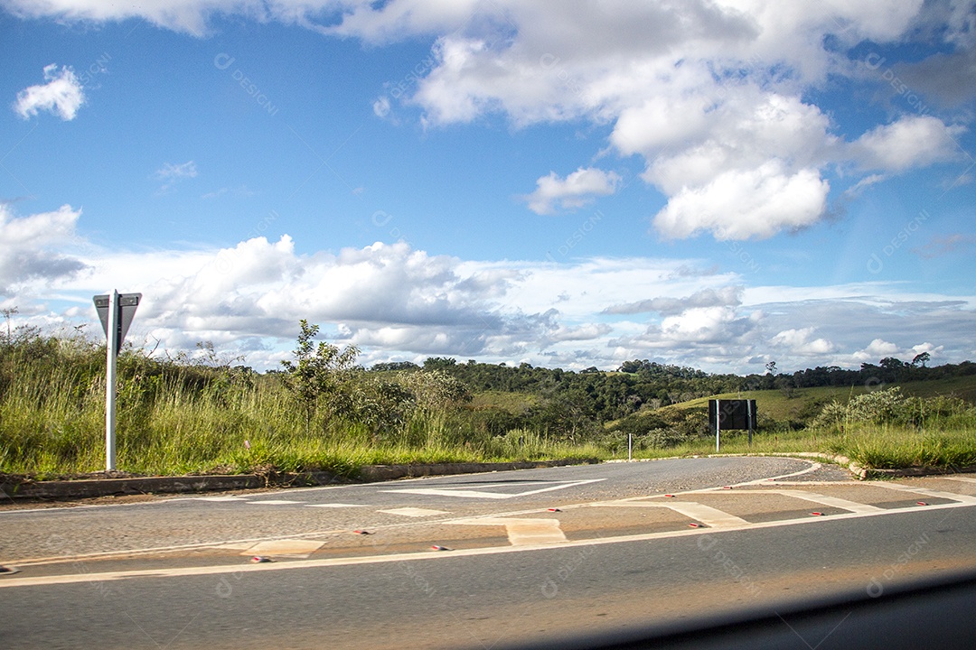 Rodovia com sinalização e mata ao redor