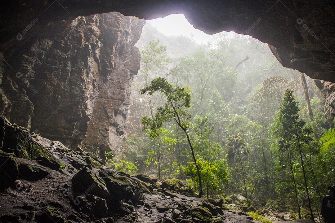 Imagem interna de uma caverna em Ibitipoca, Minas Gerais, Brasil