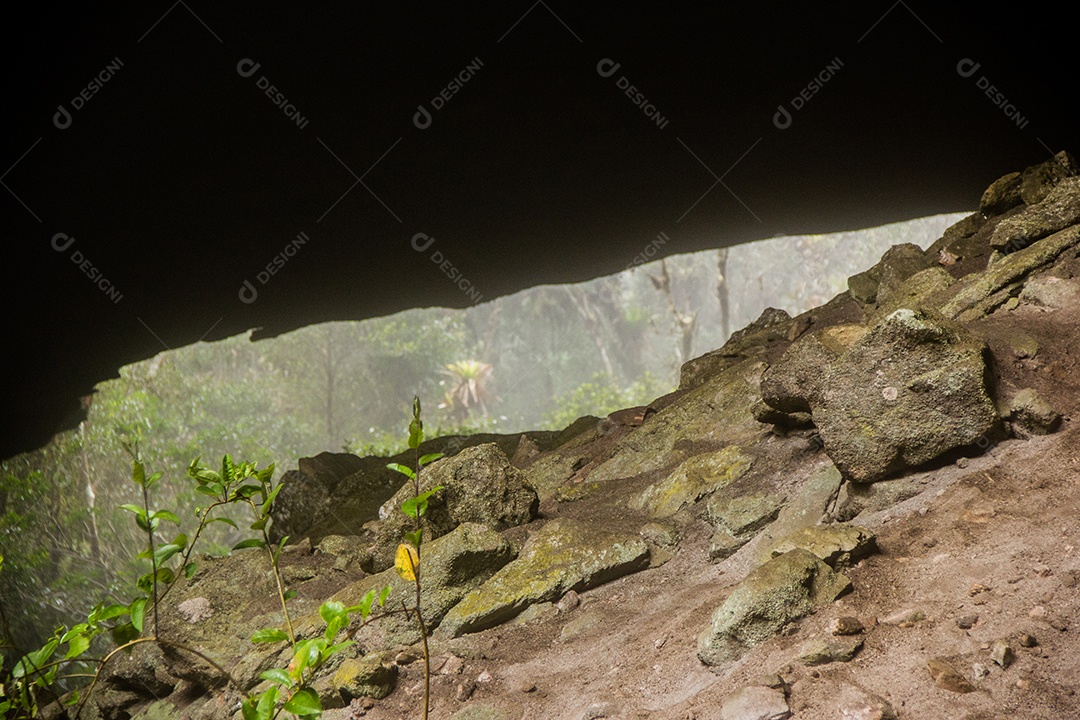 Imagem interna de uma caverna em Ibitipoca, Minas Gerais, Brasil