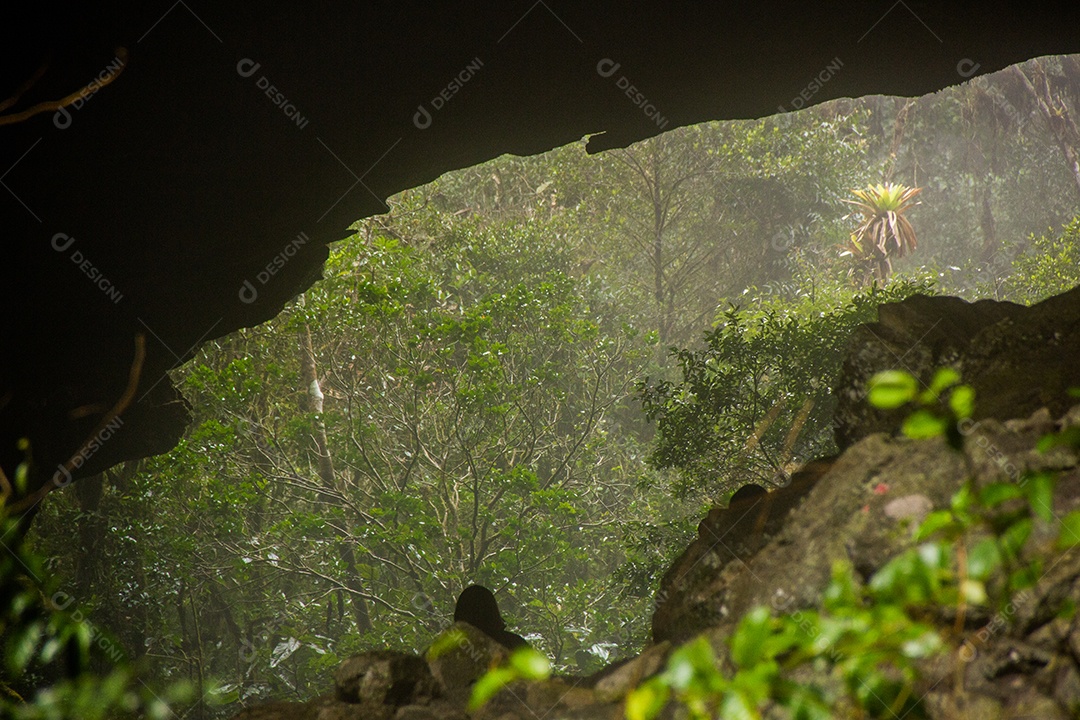 Imagem interna de uma caverna em Ibitipoca, Minas Gerais, Brasil