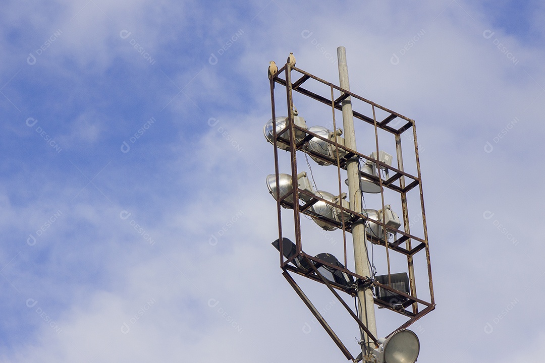 detalhes de um refletor ao fundo céu azul