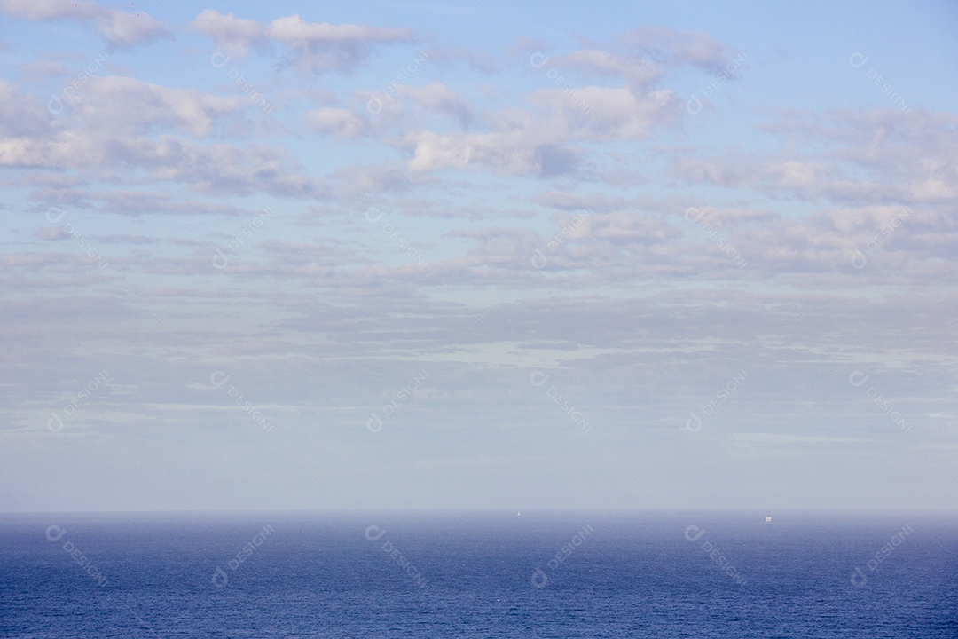 céu azul com fundo de nuvens.
