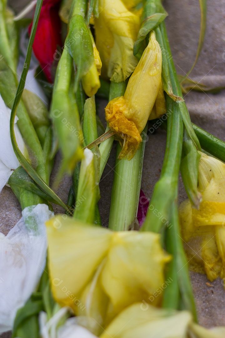 Flores usadas em festa de iemanjá em copacabana