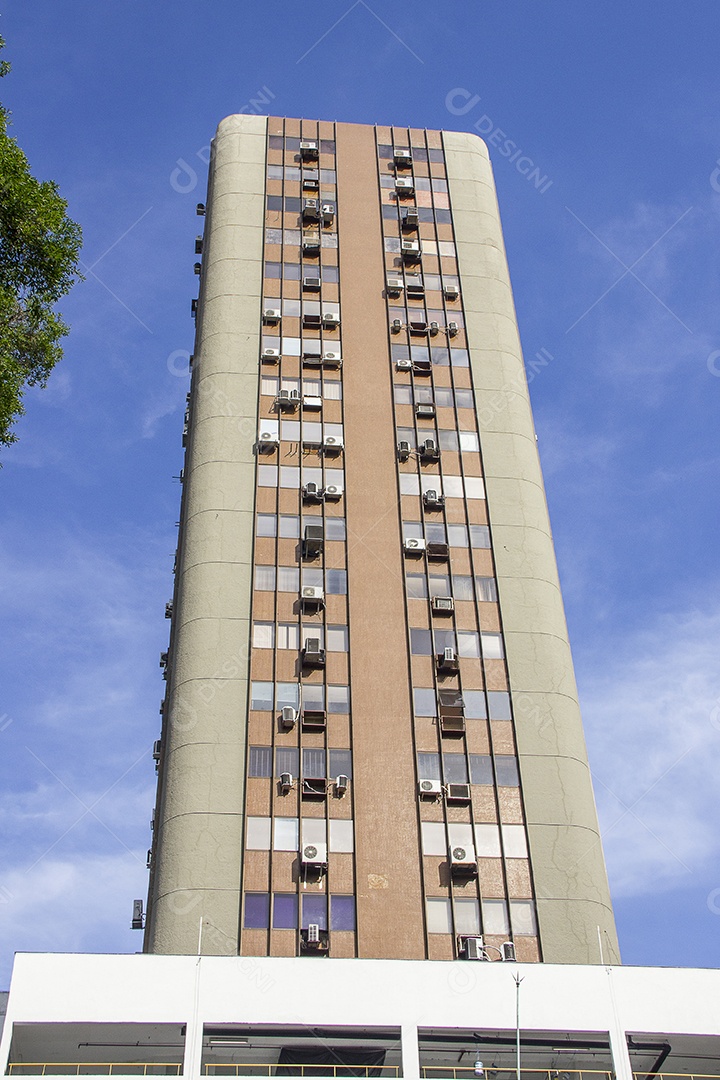 edifício alto e longo