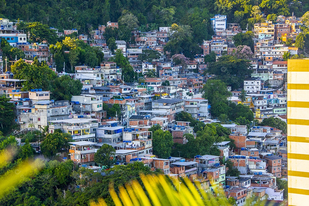 Favela em Copacabana Babilônia.