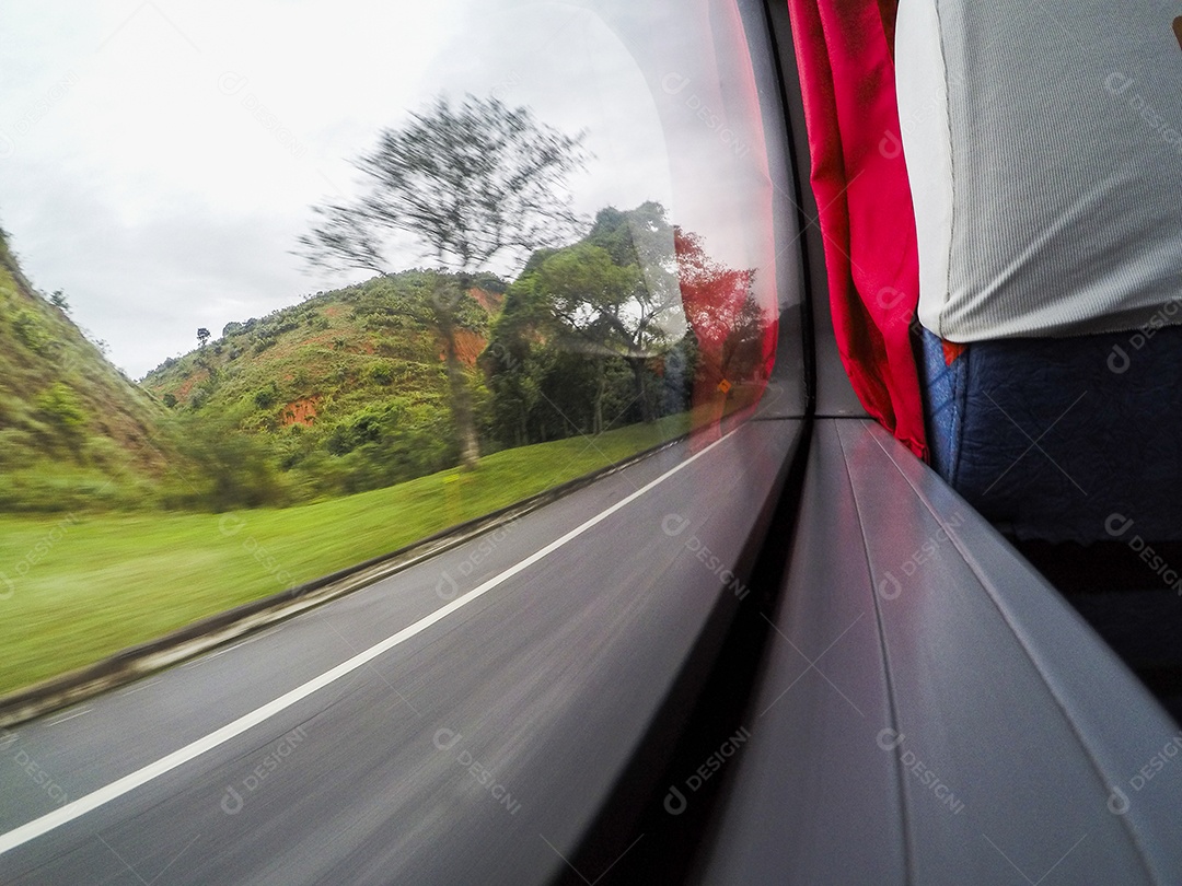 Observando a estrada pela janela do ônibus.