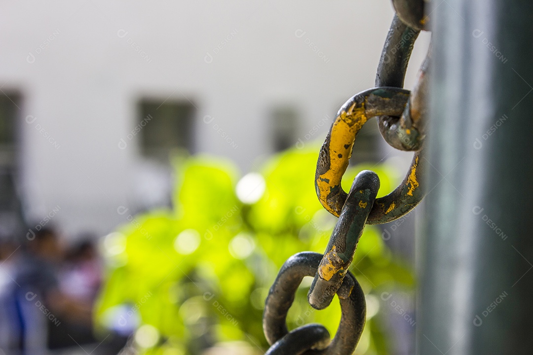 Corrente amarela e enferrujada.