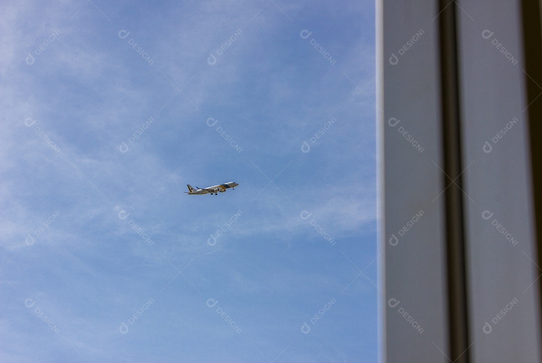 Detalhes de um avião no céu azul.