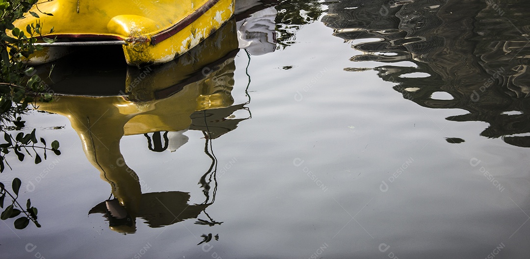 Pedalinho e o reflexo da lagoa.