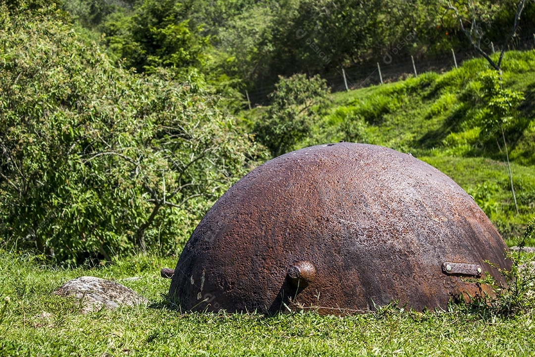 Fazenda com fogão de ferro velho.