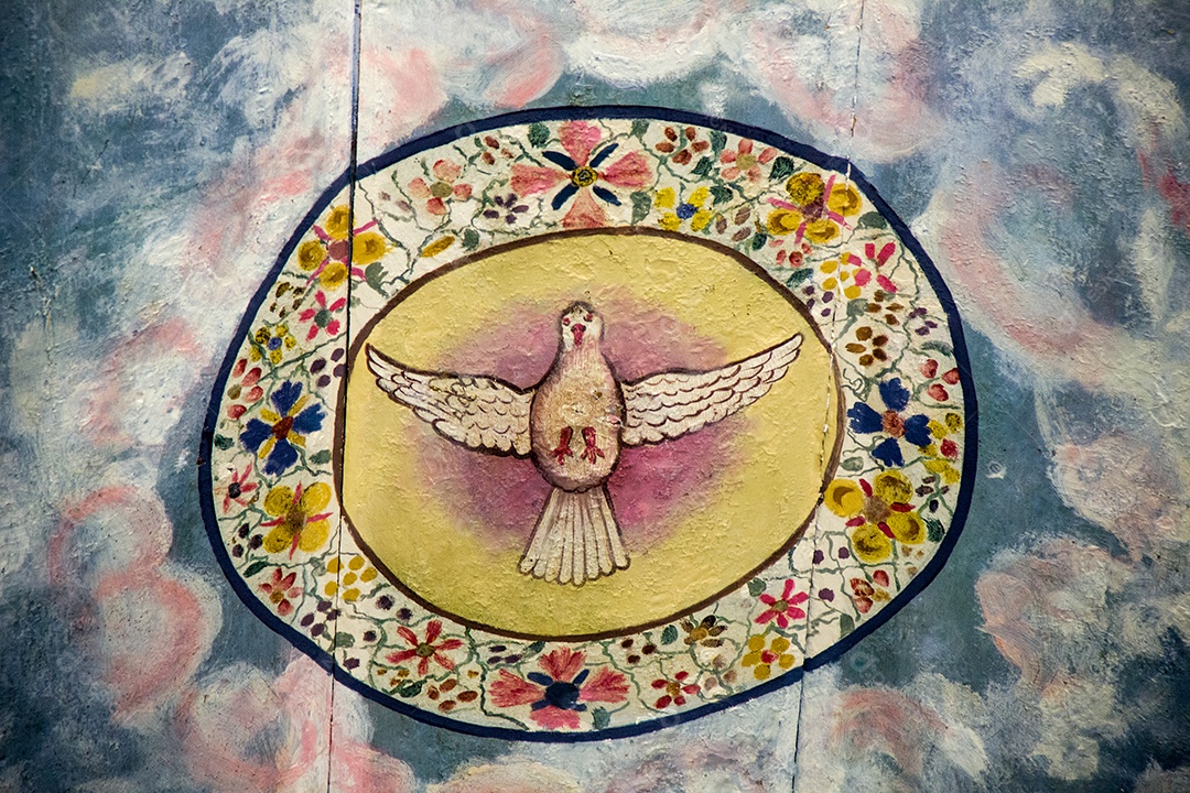 Luz de vela em fundo preto.