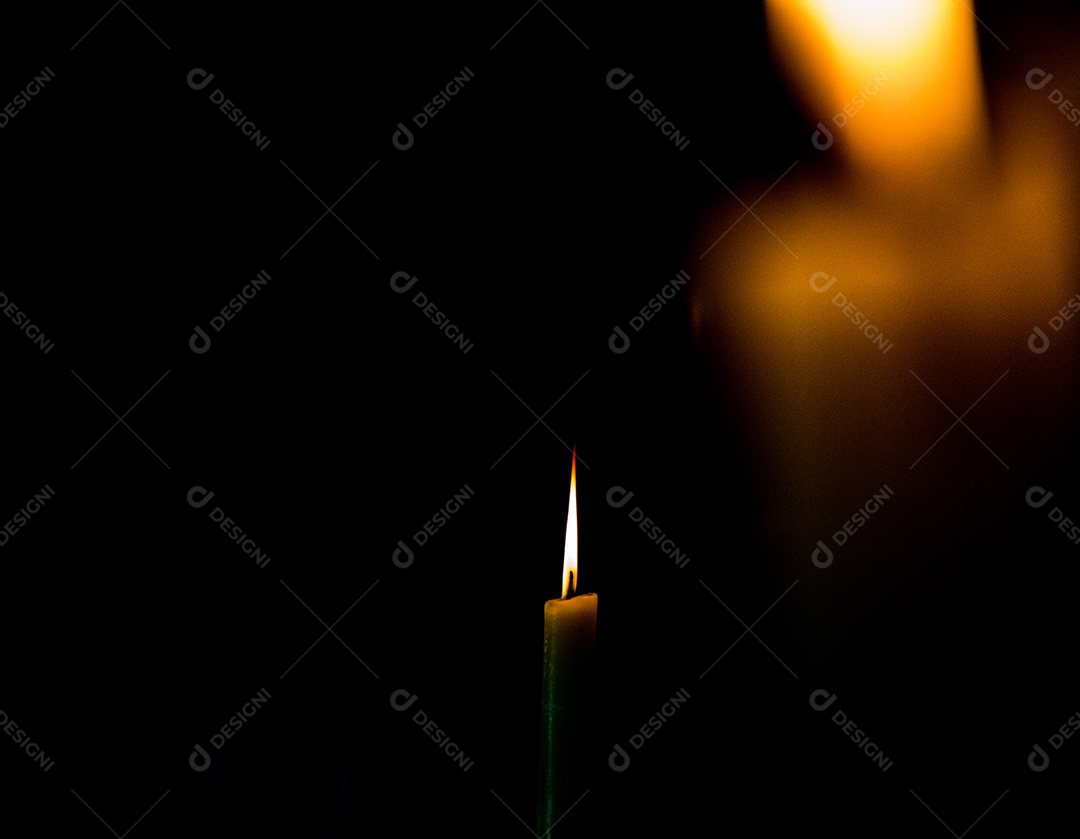 Noite luz de vela em fundo preto.