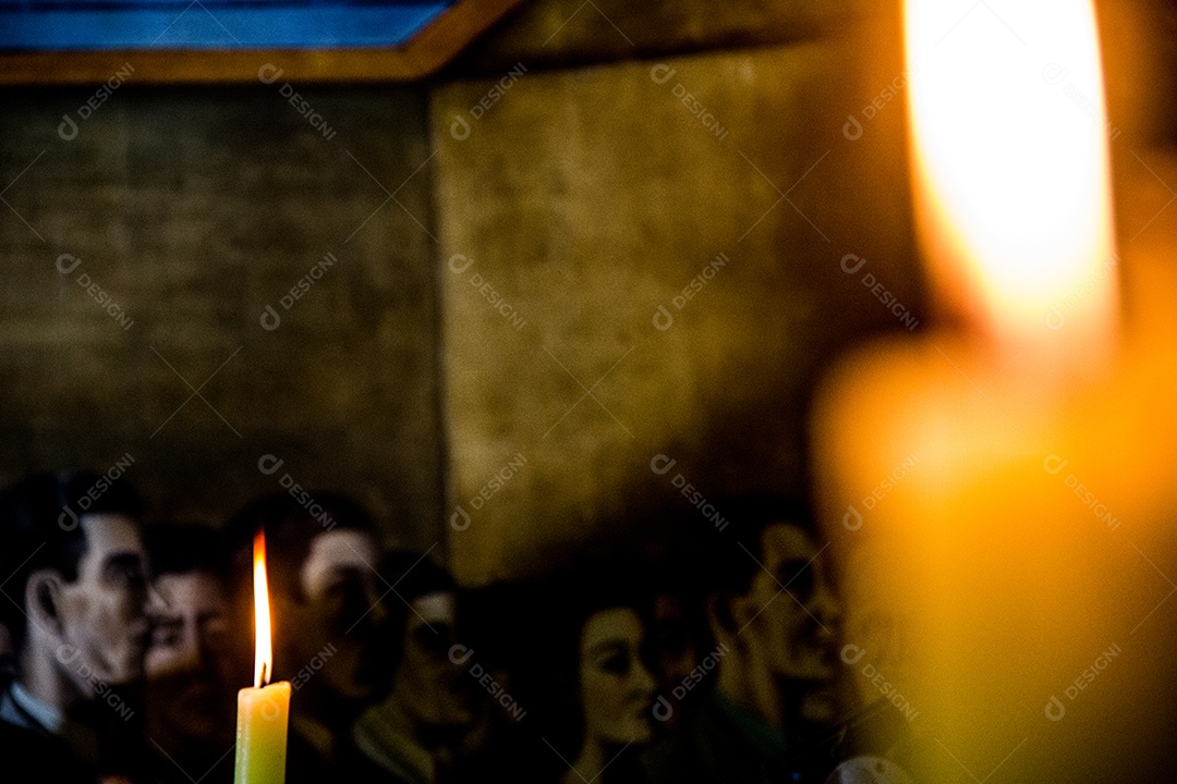 Pessoas luz de vela em fundo preto.