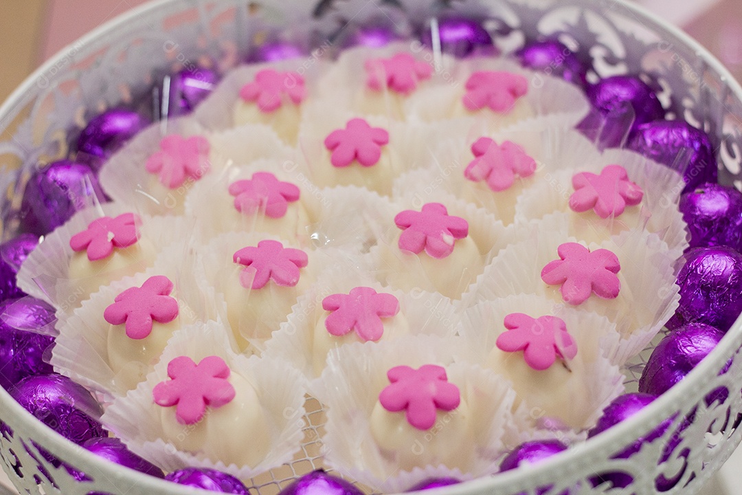 Doces da festa de aniversário da menina.