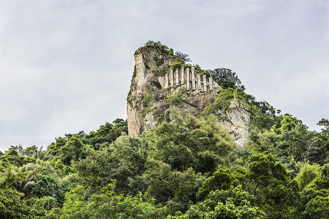 Pico da Agulha do Inhanga em Copacabana.