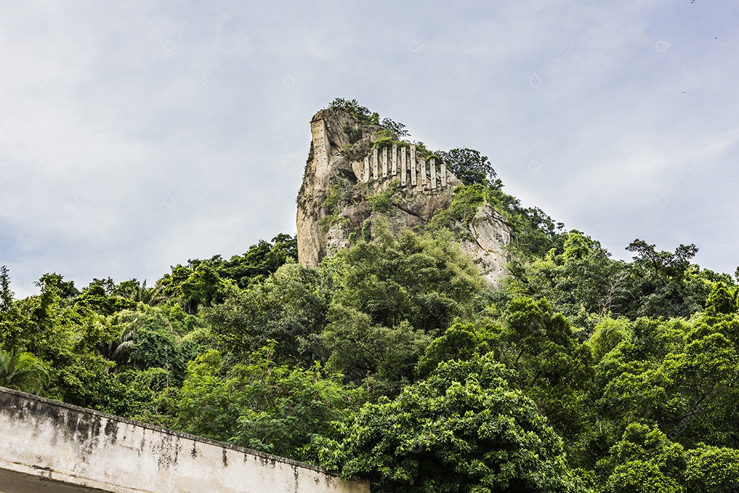 Pico da Agulha do Inhanga em Copacabana.