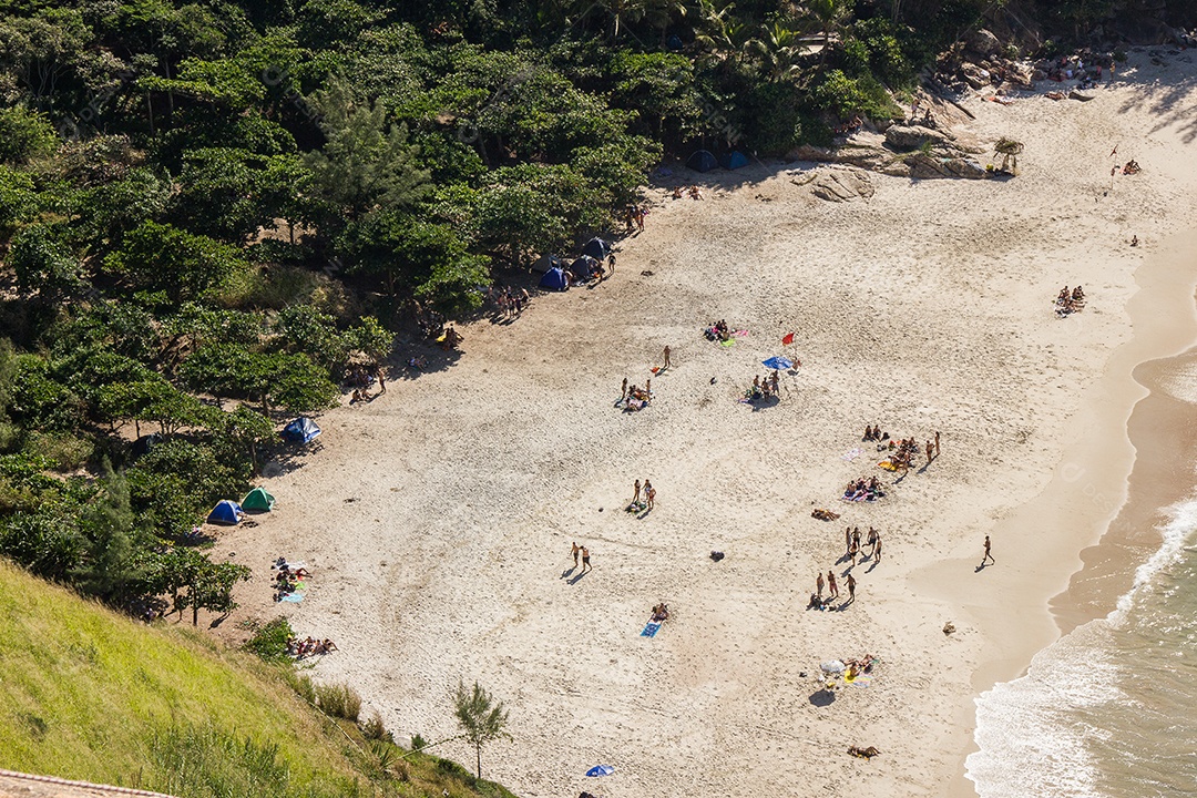 Trilha das praias selvagens no Rio de Janeiro.