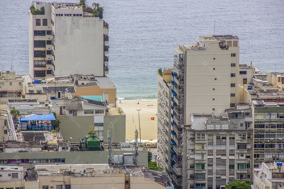 Visual da trilha do morro São Joao em Copacabana.