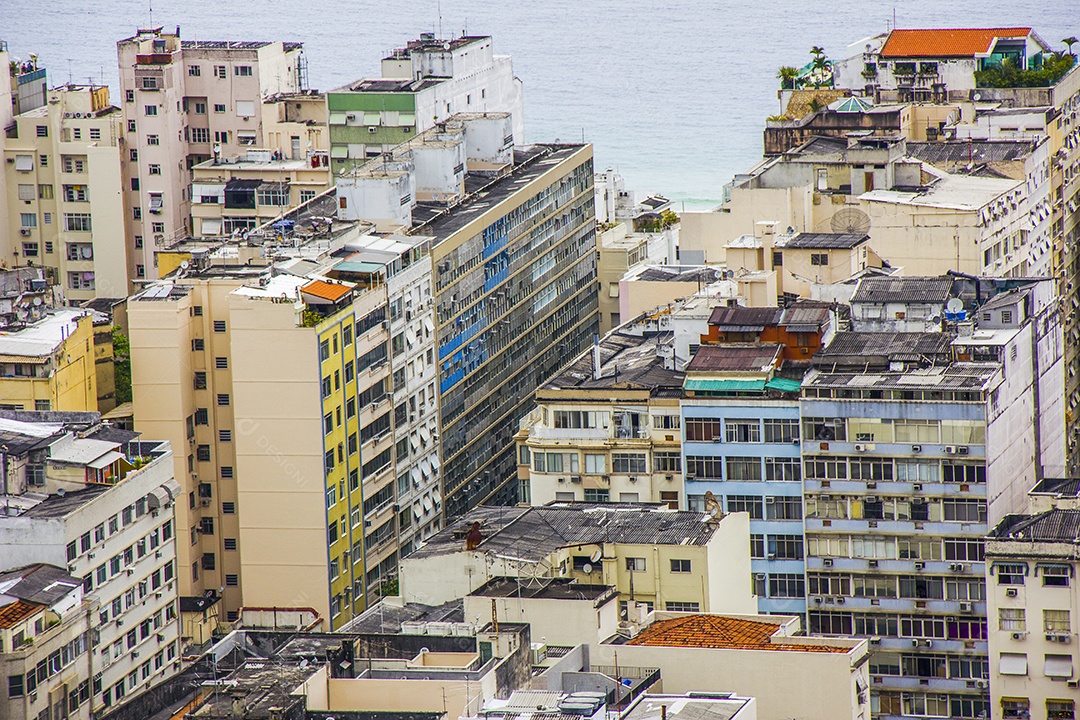 Visual da trilha do morro São Joao em Copacabana.