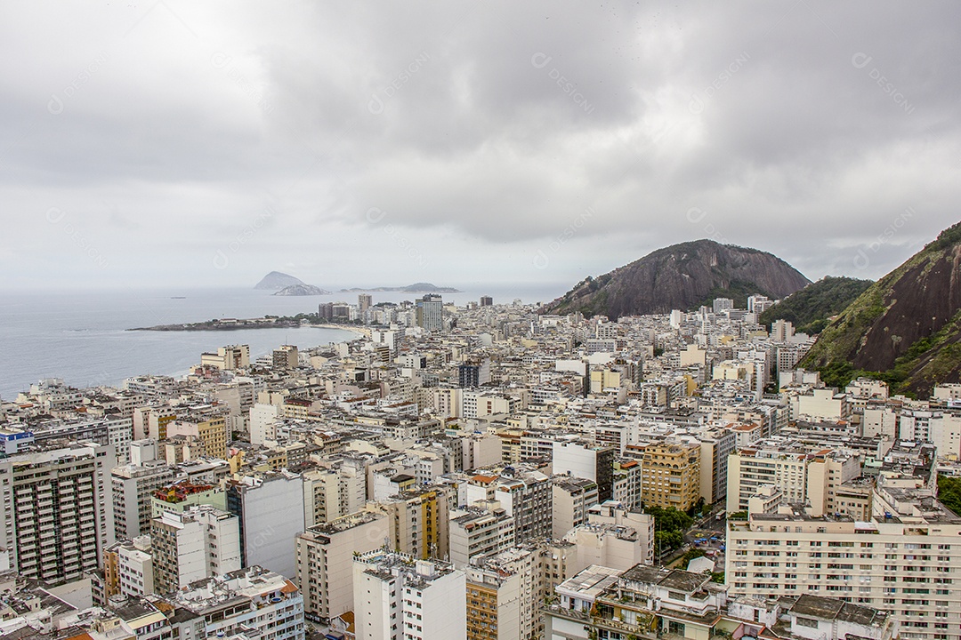 Visual da trilha do morro São Joao em Copacabana.