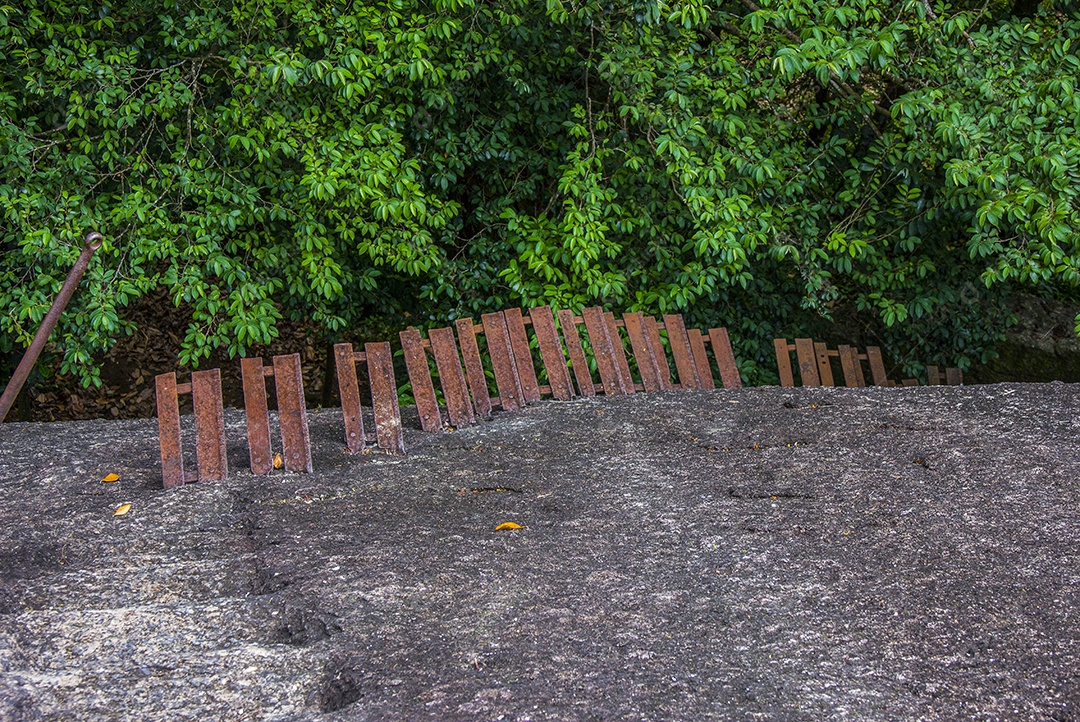 Visual da trilha do morro São Joao em Copacabana.