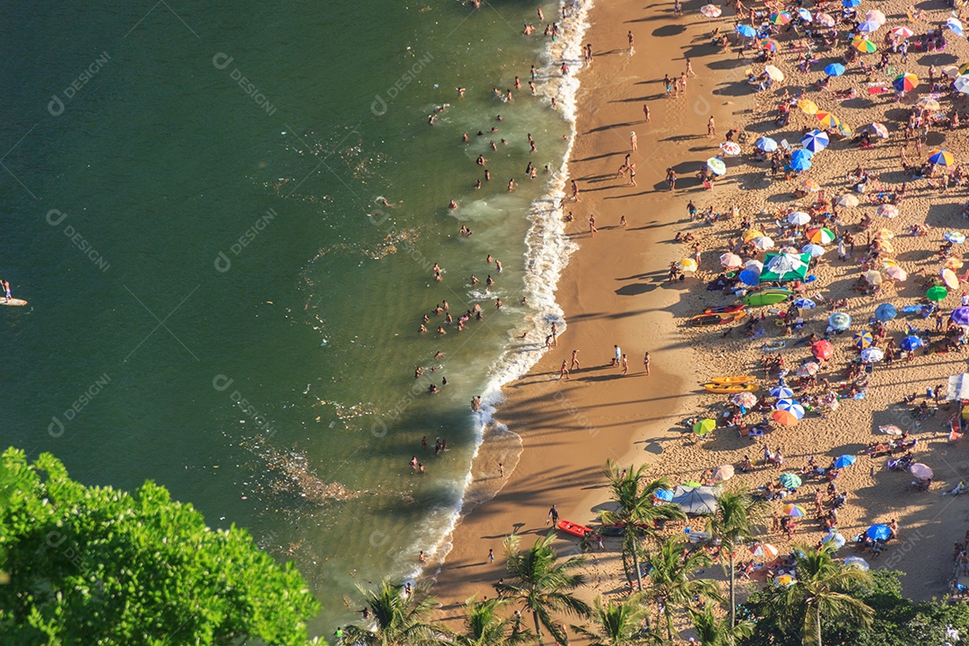 Praia do mar de verão e onda do oceano azul.