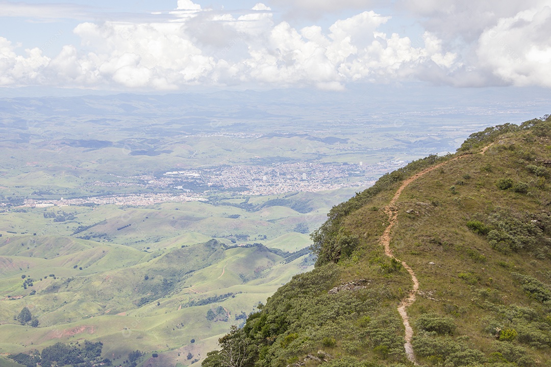 Trilha de montanha fina no Brasil.