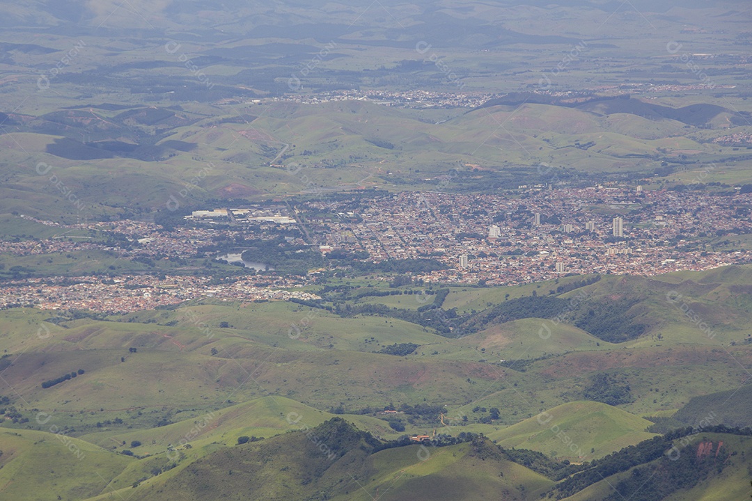 Trilha de montanha fina no Brasil.