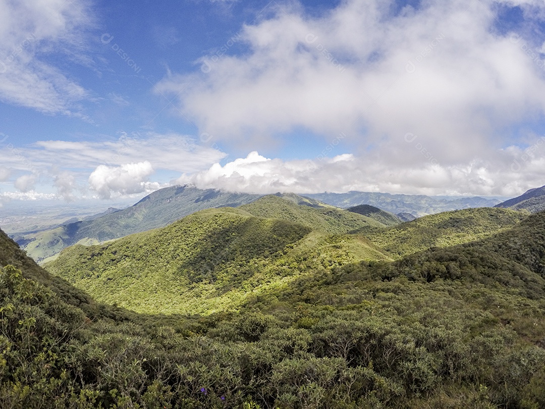 Trilha de montanha fina no Brasil.