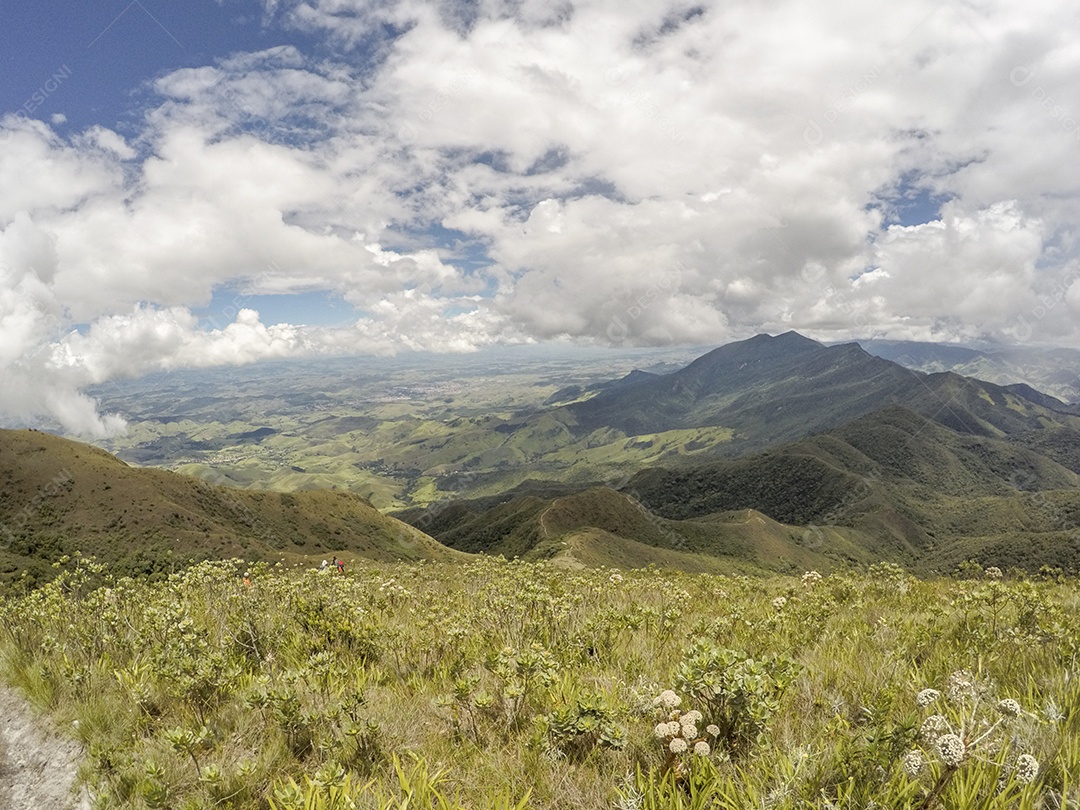 Trilha de montanha fina no Brasil.