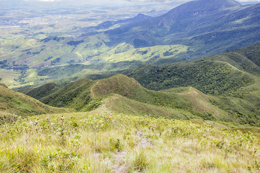 Trilha de montanha fina no Brasil.