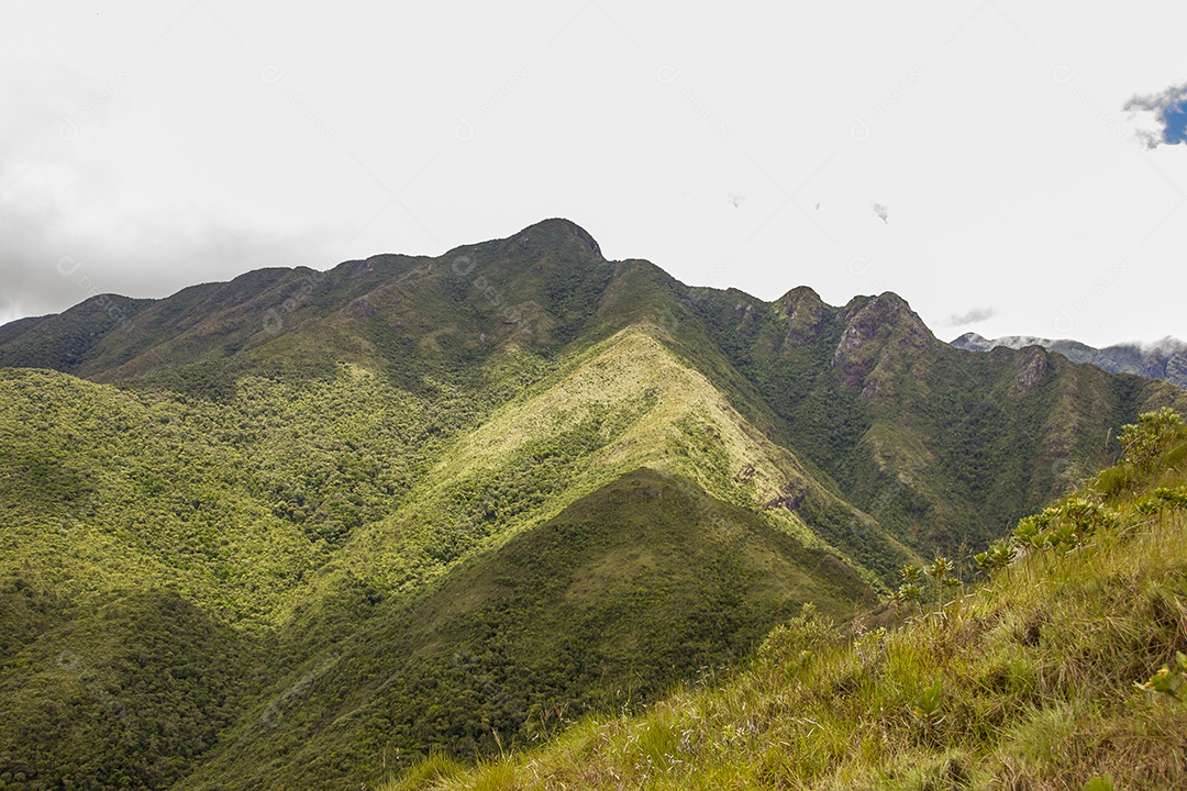 Trilha de montanha fina no Brasil.