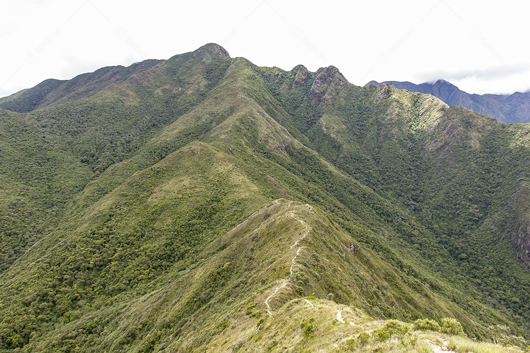 Trilha de montanha fina no Brasil.
