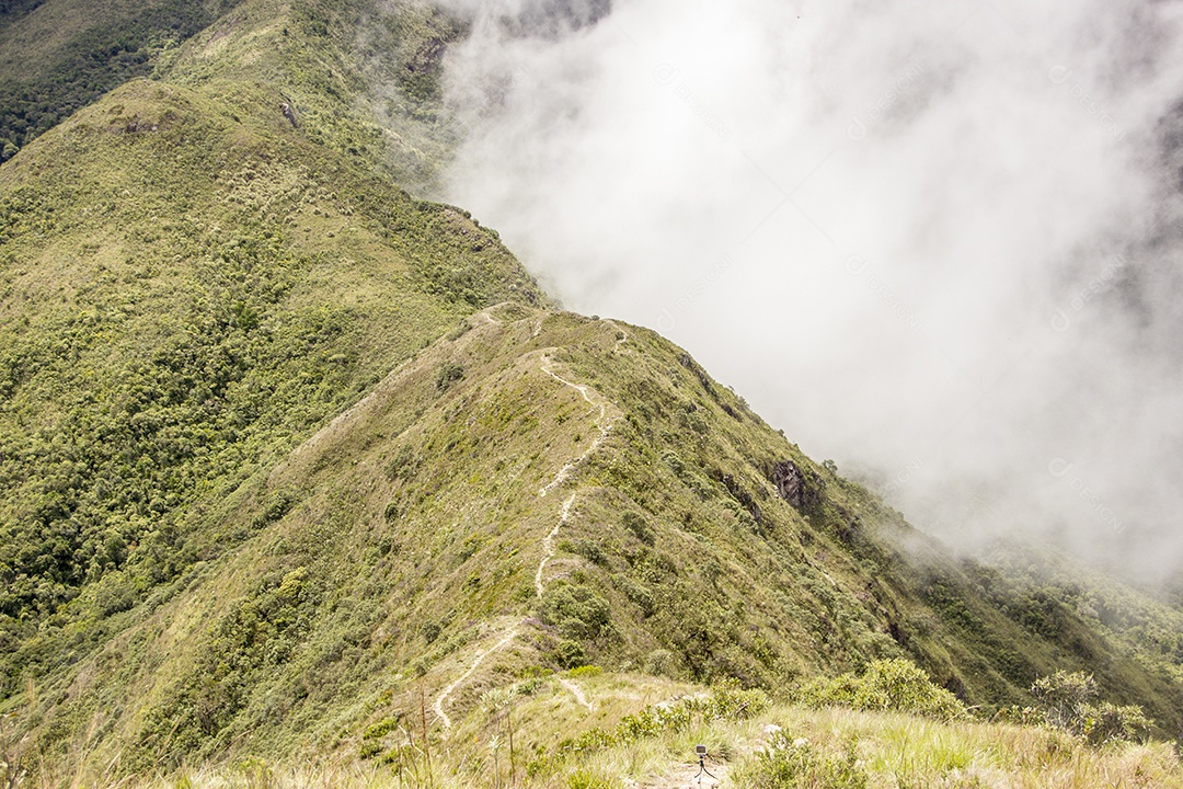 Trilha de montanha fina no Brasil.