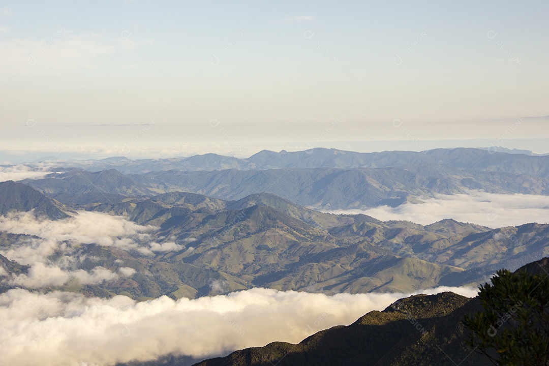 Trilha de montanha fina no Brasil.