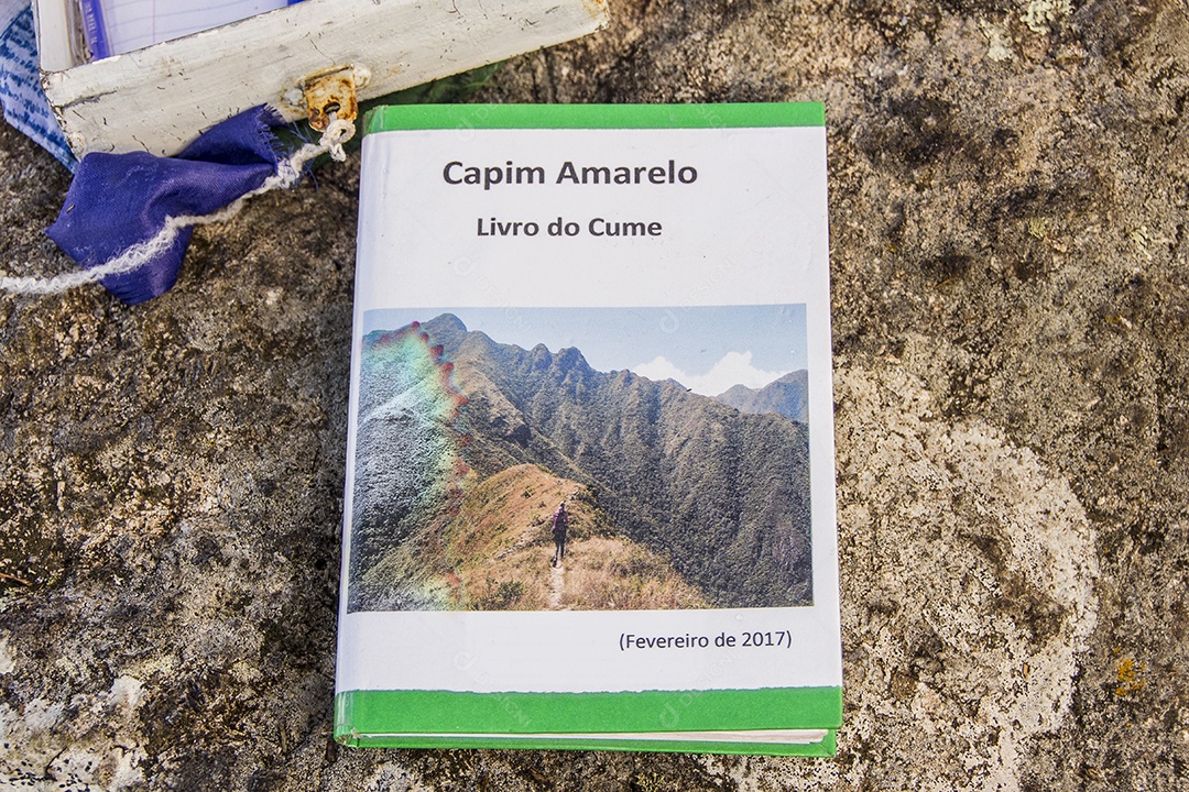 Trilha de montanha fina no Brasil.