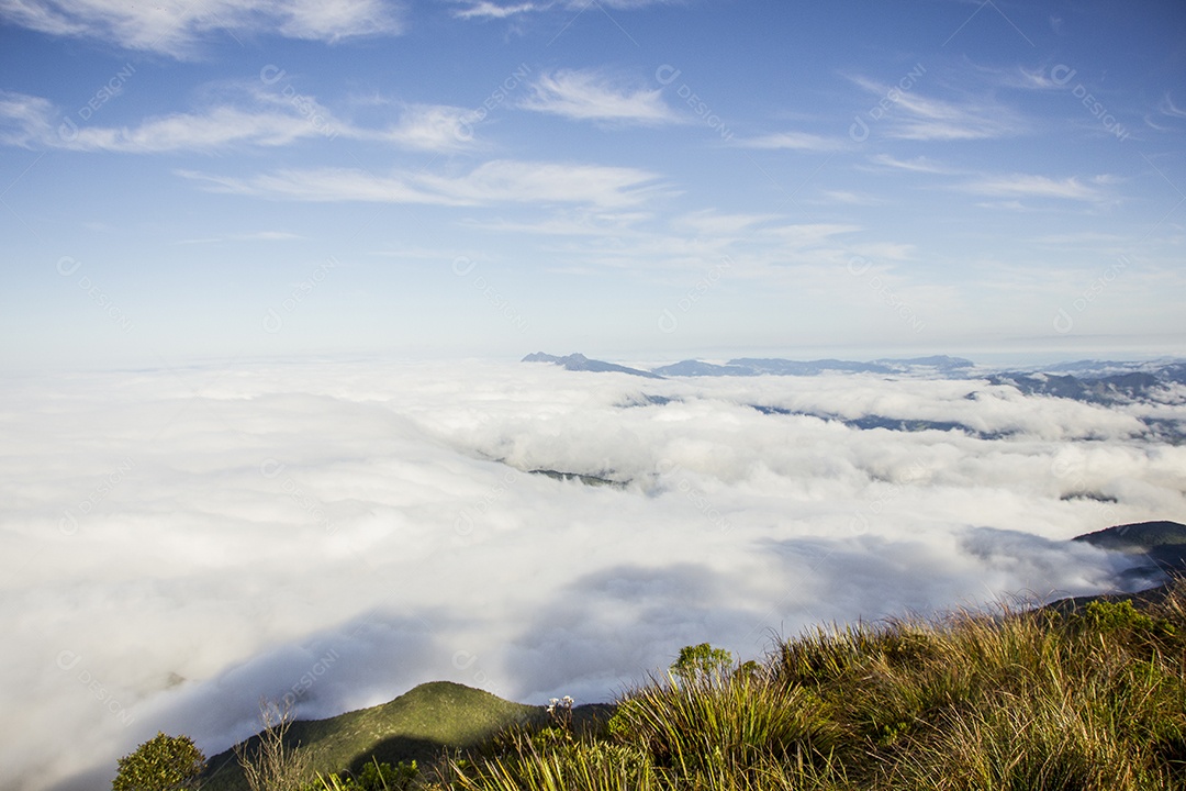 Trilha de montanha fina no Brasil.