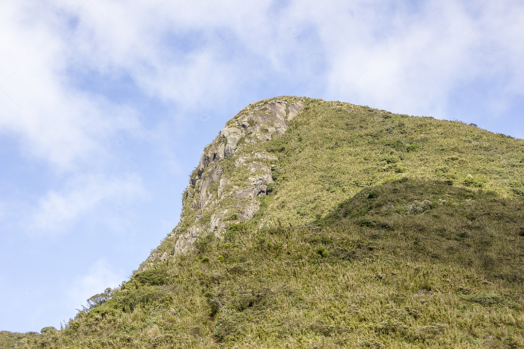 Trilha de montanha fina no Brasil.