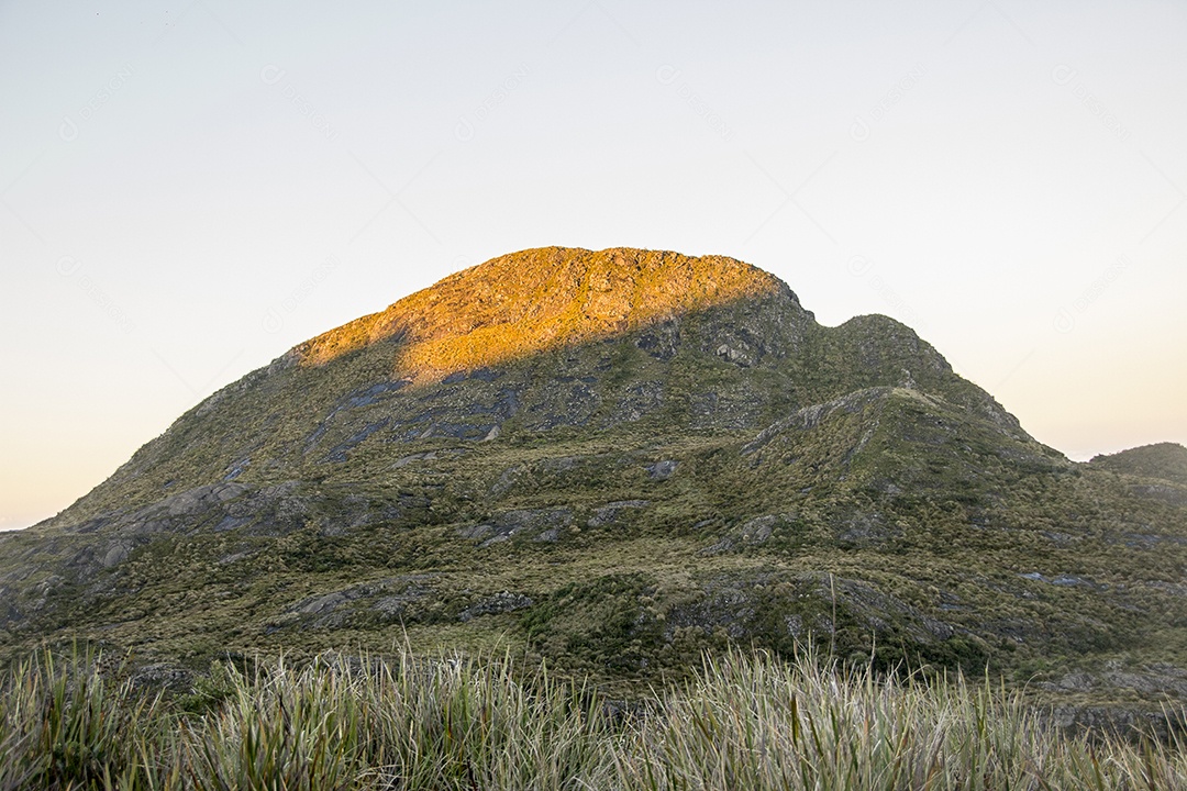Trilha de montanha fina no Brasil.
