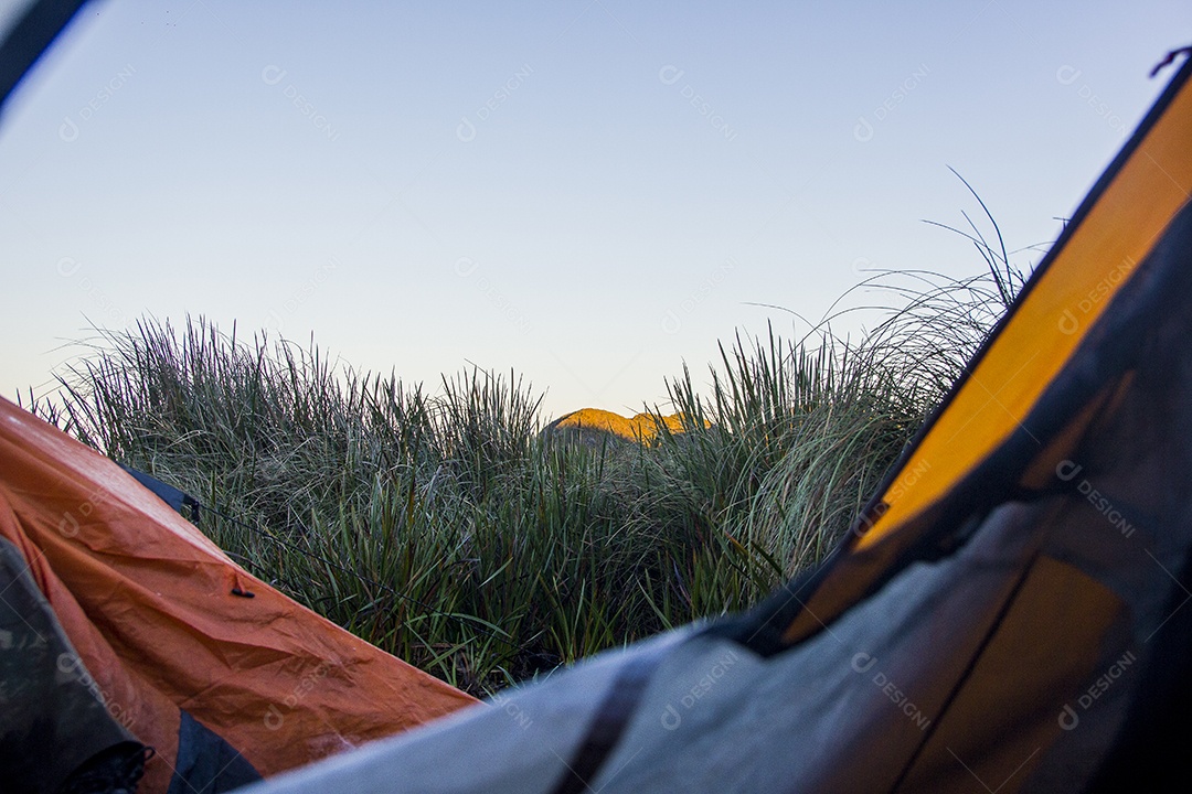 Trilha de montanha fina no Brasil.